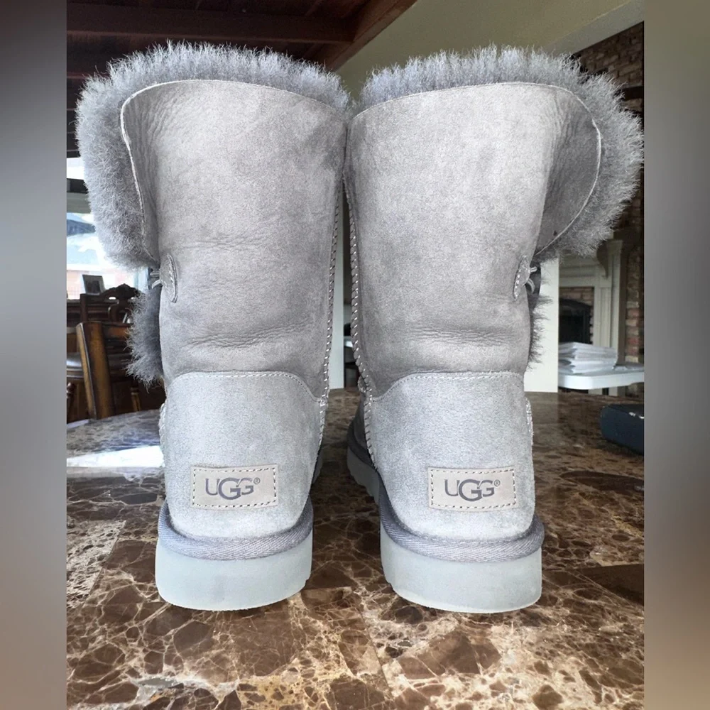UGG Bailey Button Boot Size 9 - Picture 3 of 12